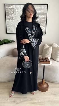 عباية كريب ملكي مطرزة من الصدر والأكمام