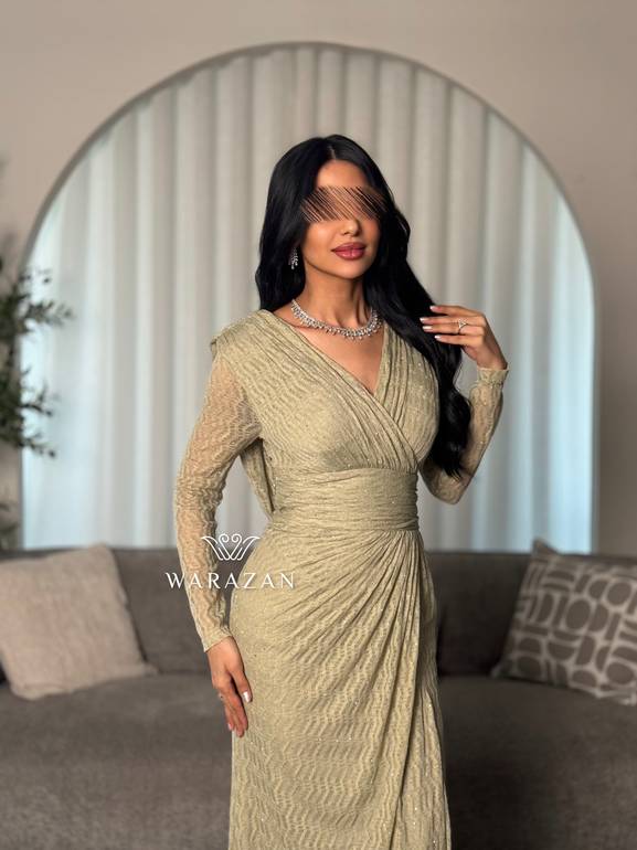 فستان سهرة بقصة درابيه وانسيابية راقية