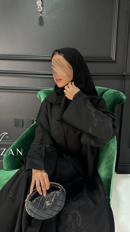 عباية رسمية بتطريز اسود 