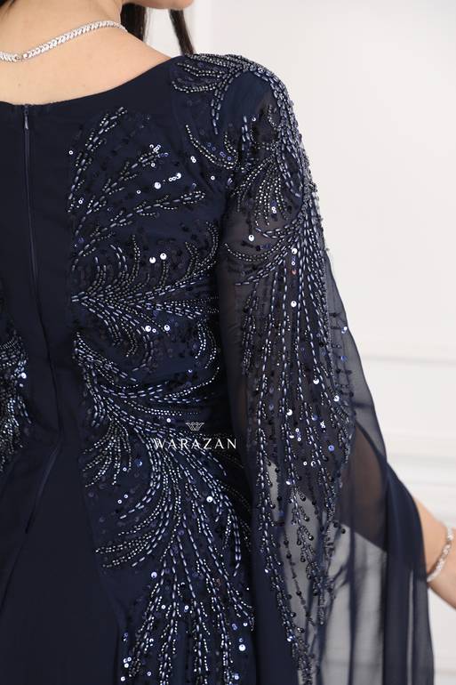 فستان سهرة طويل وناعم بتطريز 