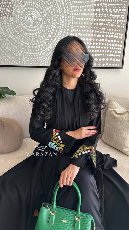 عباية سوداء بتطريز يدوي