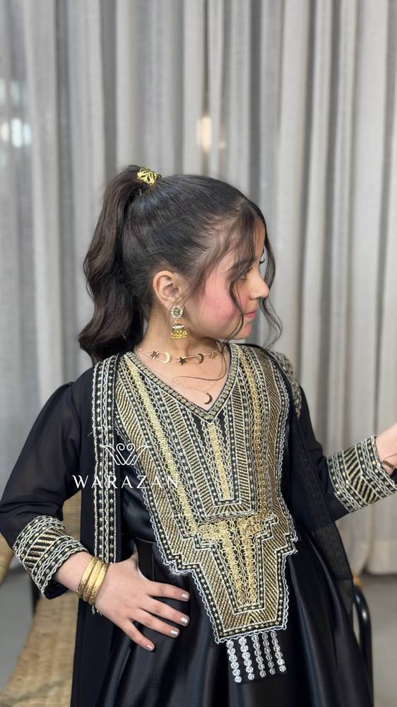 فستان بناتي بلون الاسود وتطريز الذهبي