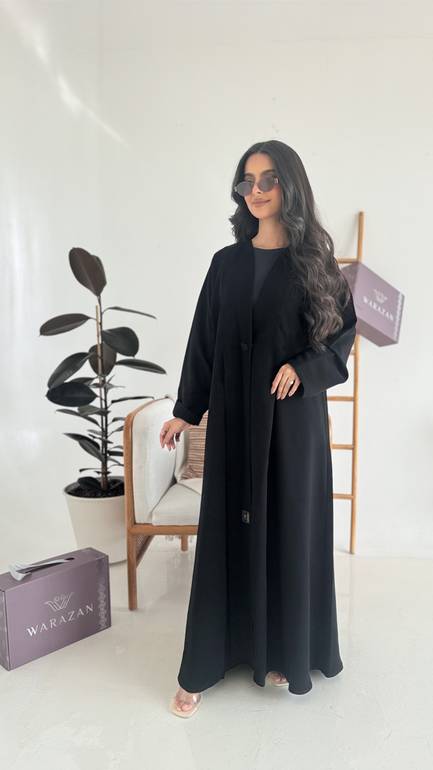 عباية سادة انيقه بلون اسود داكن 