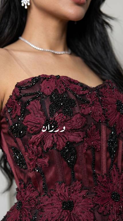 فستان سهرة عنابي منفوش بتفاصيل كورسيه ملكية