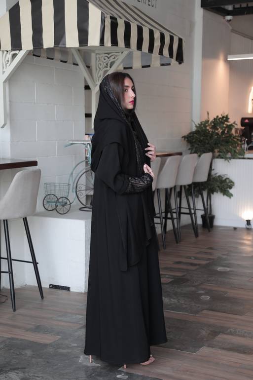 عباية بـ أكمام لمعة