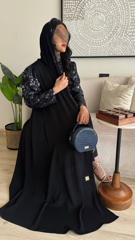 عباية ب أكمام مشجرة بألوان العيد 
