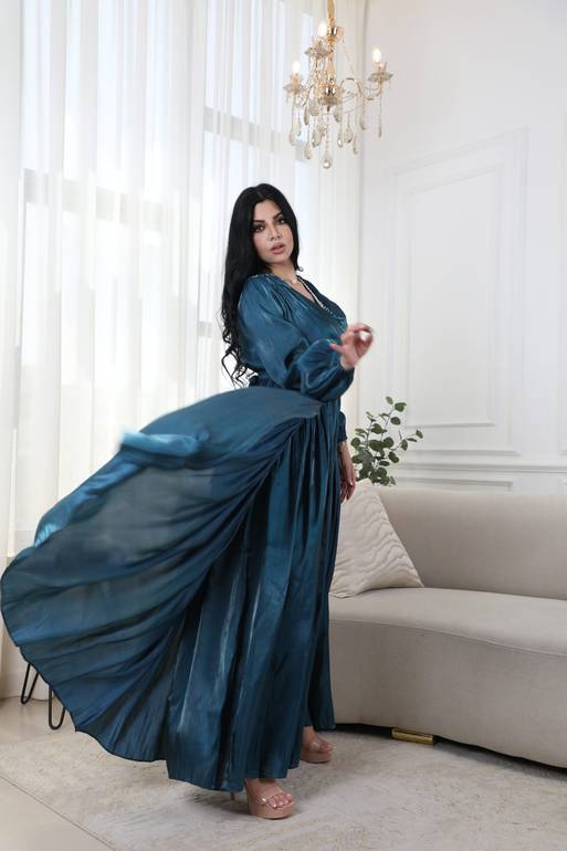 فستان ناعم مميز بالوانه
