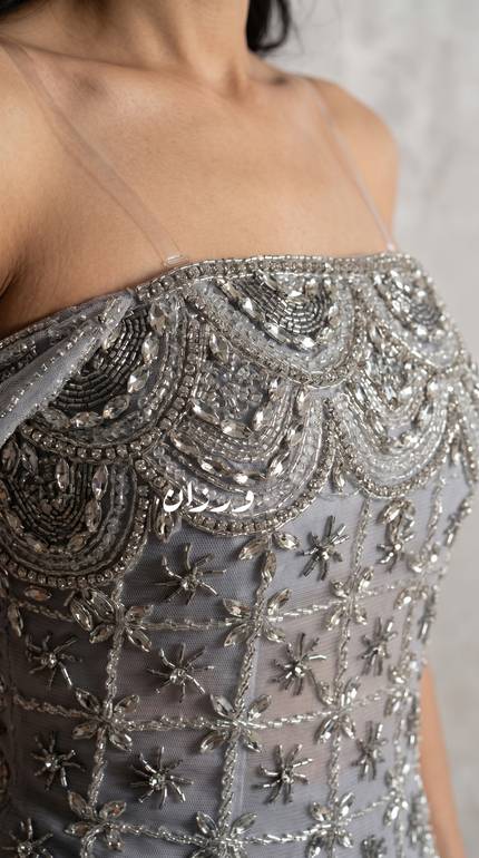 فستان سهرة رمادي بتطريز يدوي أنيق
