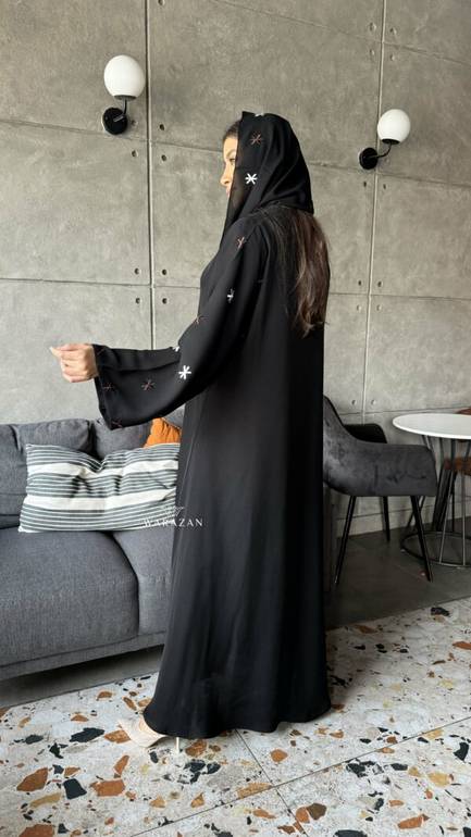 عباية بتطريز لونين و بنمط جميل