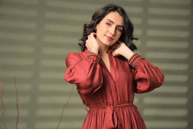 فستان ناعم ملكي بأكمام ذهبية