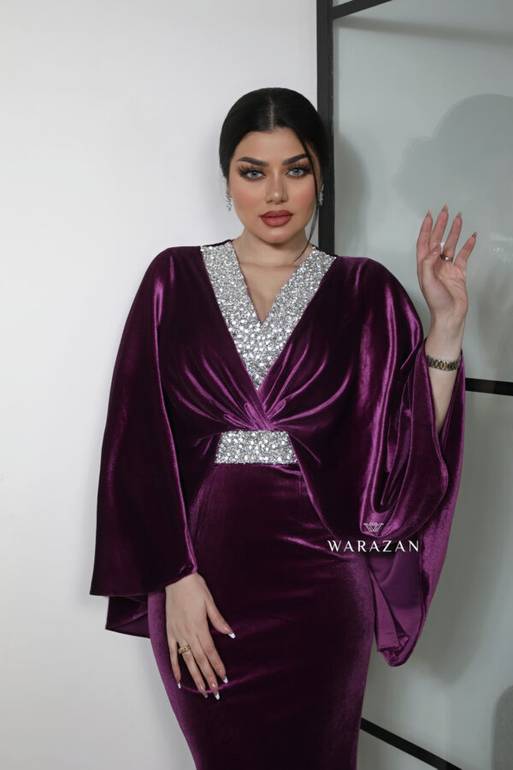 فستان مخمل مميز سترس وأكمام واسعة