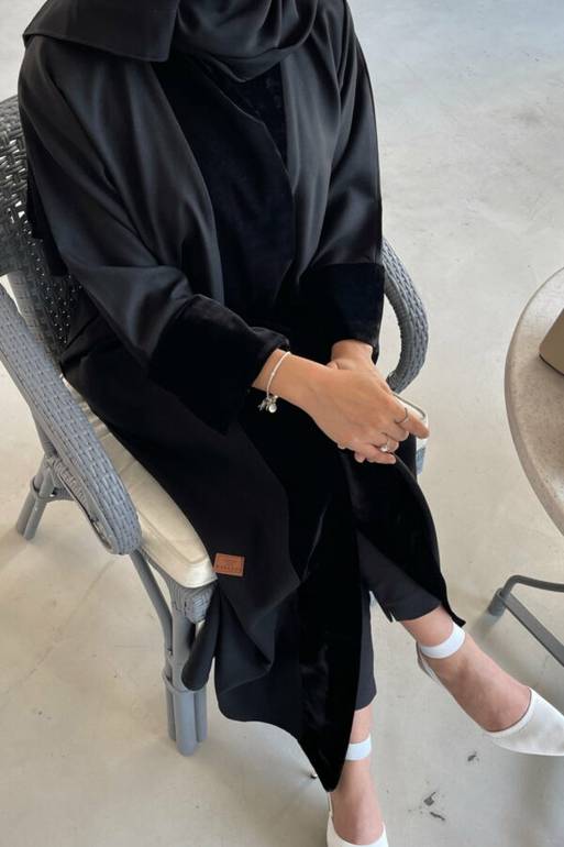 عباية كريب بإضافة مخملية أنيقة