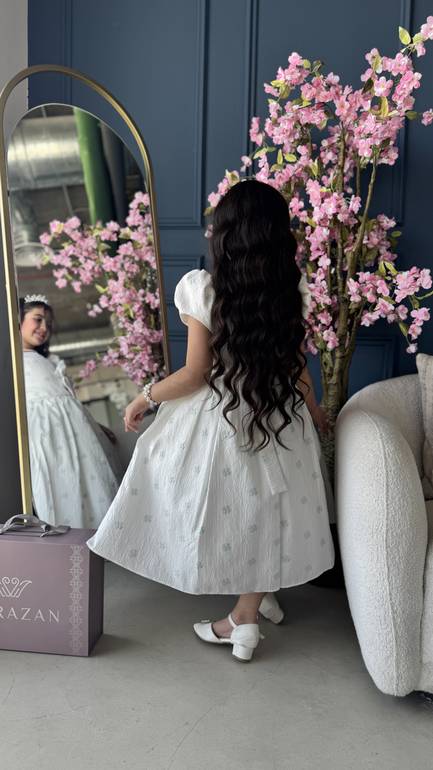فستان بفيونكة من الصدر