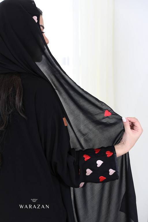 عباية كريب ملكي بتطريز قلوب أحمر  وأبيض