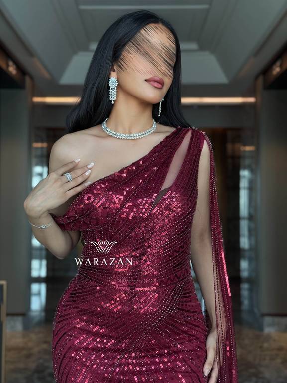 فستان سهرة بقصة كم لماع