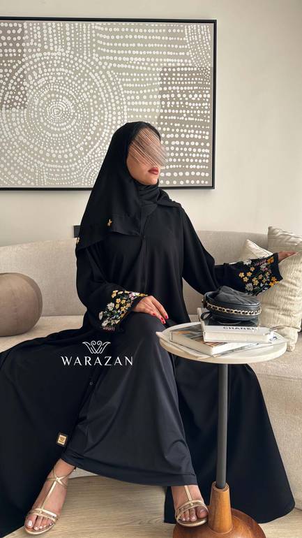 عباية أنيقة بتفاصيل جميلة بتطريز يدوي