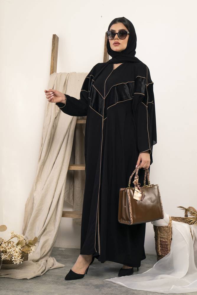 عباية أنيقة بستايل V وتدخيلة مخمل