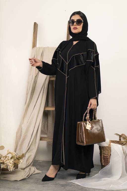 عباية أنيقة بستايل V وتدخيلة مخمل
