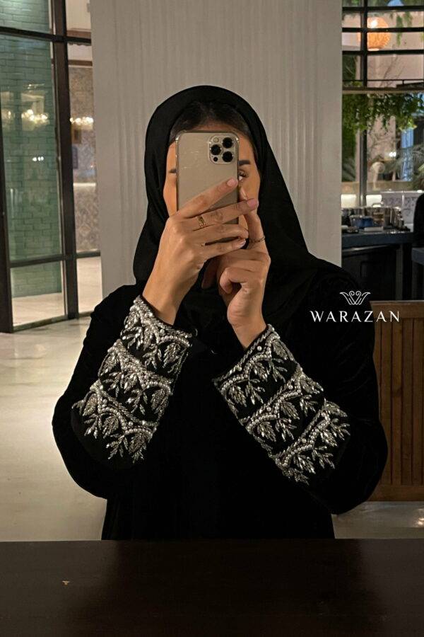 عباية مخمل بتطريز ملكي