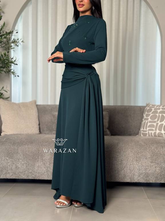 فستان ناعم بتصميم انسيابي أنيق
