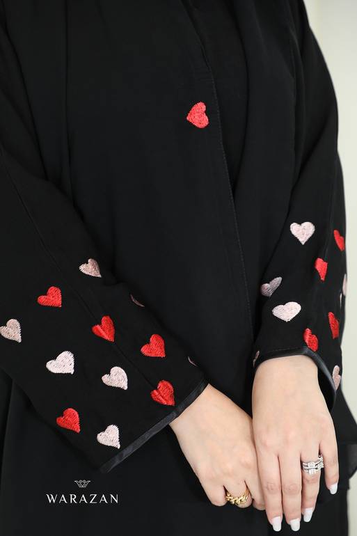 عباية كريب ملكي بتطريز قلوب أحمر  وأبيض