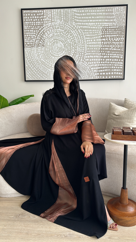عباية سوداء بأكمام ملونة وكسرات من الجنب