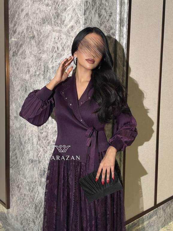 فستان أنيق مع قصة صدر مميزة ولمسة دانتيل