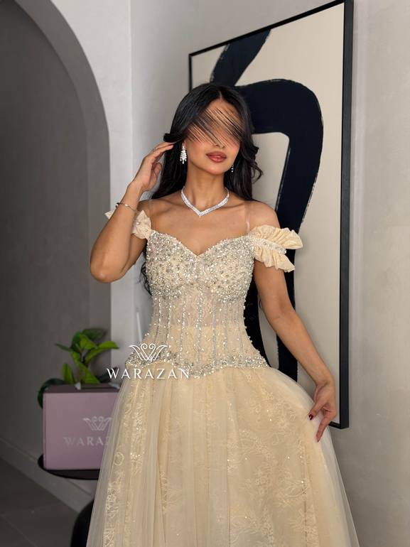 فستان سهرة ملكي بتفاصيل فخمة وبتدخيلة دانتيل 