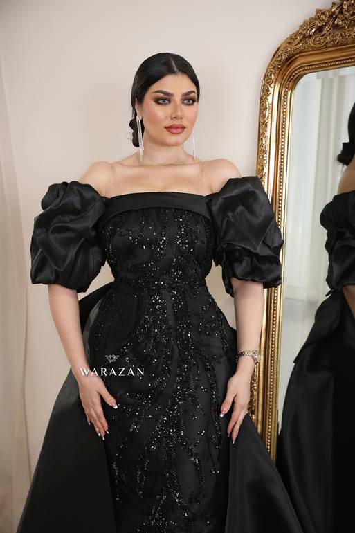 فستان سهرة اسود بتطريز وأكمام بف