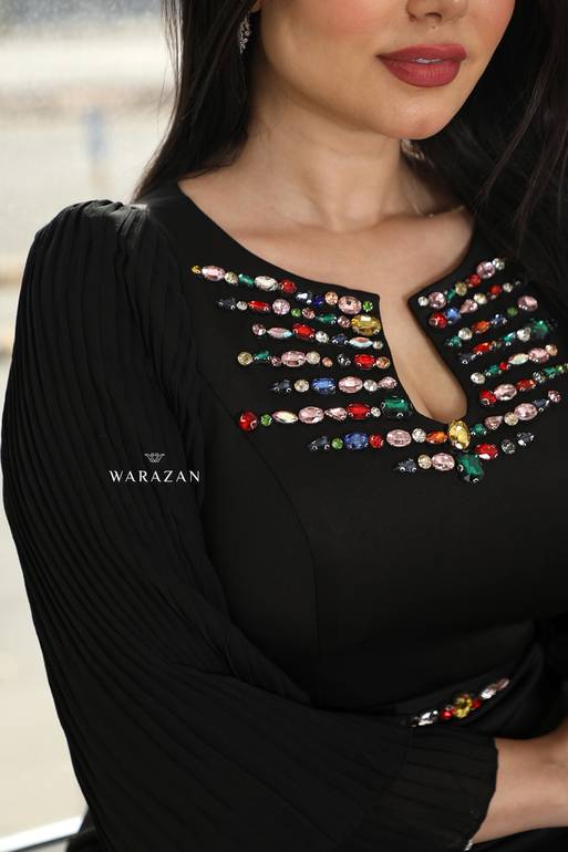 فستان سهرة طويل وناعم ماسك بقصة أكمام