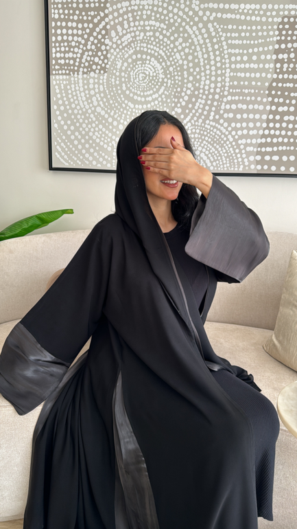 عباية سوداء بأكمام ملونة وكسرات من الجنب