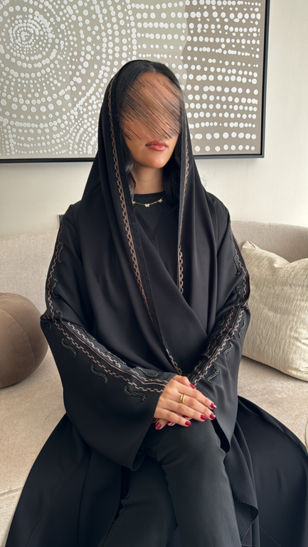 عباية سوداء أنيقة مطرزة من الكم