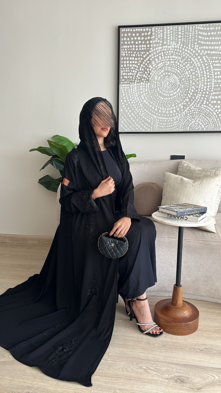عباية سوداء مشجرة وناعمة