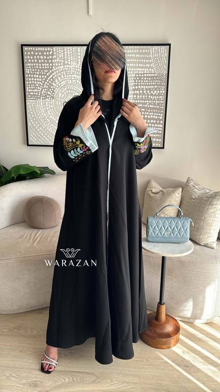 عباية سوداء بتطريز يدوي
