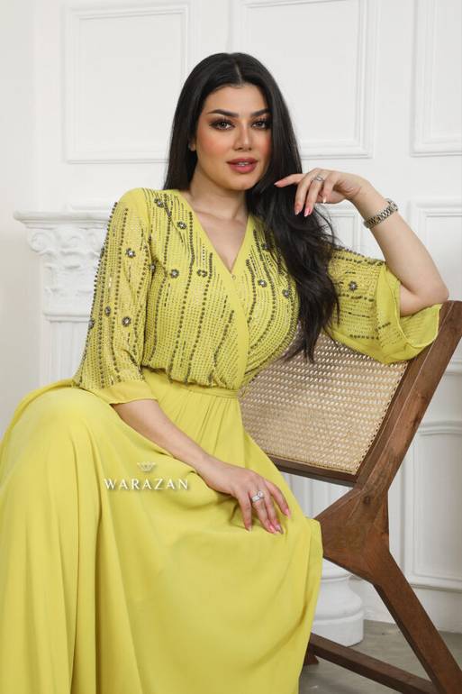 فستان سهرة ساتر بتطريز شك من الأعلى