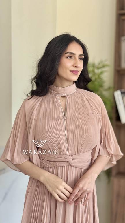 فستان ناعم بكسرات و ربطة عند الخصر