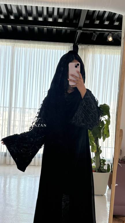 عباية انيقة بتدخيلة تل ورود من الكم 
