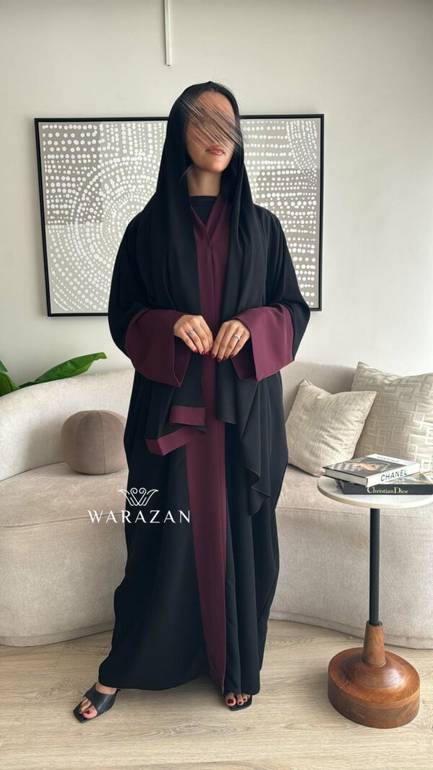 عباية سوداء بكم ملون