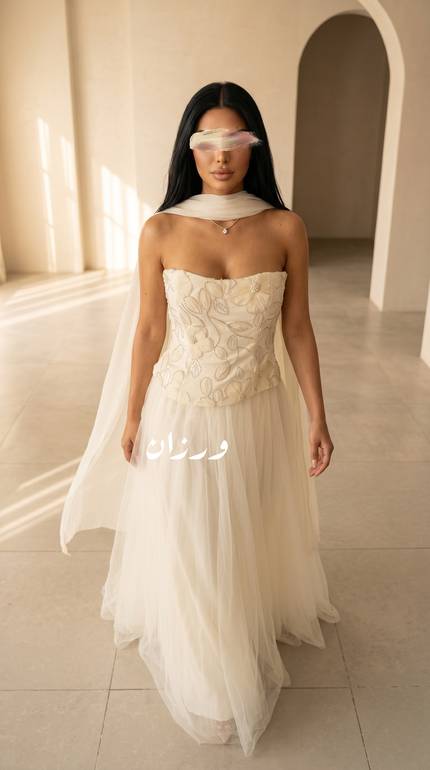 فستان سهرة أنيق بقصة ورد تل وبكسرات مميزة