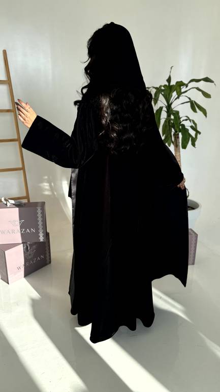 عباية مخمل رسمية مع قماش ميكادو