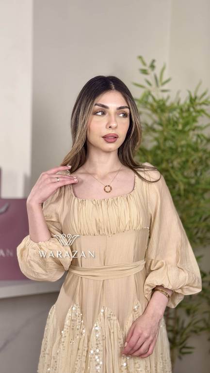 فستان بتخصيره من الخصر 
