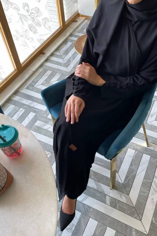 عباية عملية بستايل أكمام أزرار بقماش كريب