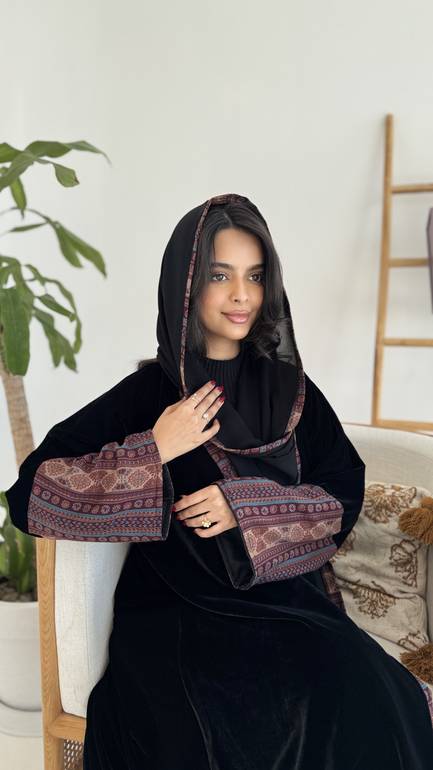 عباية مخمل شتوية بأكمام كشميري