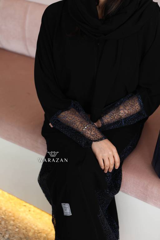 عباية كريب ملكي مطرزة بالكم