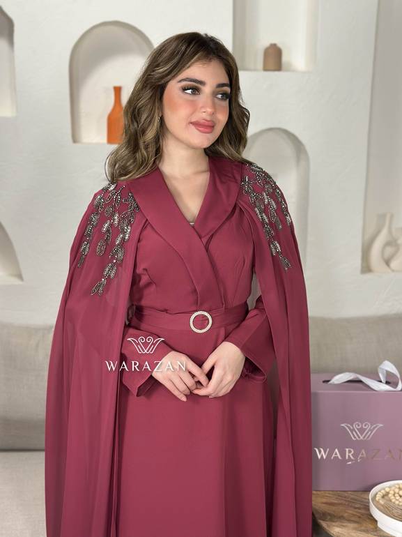 فستان باكمام طويله و بحزام من الخصر 