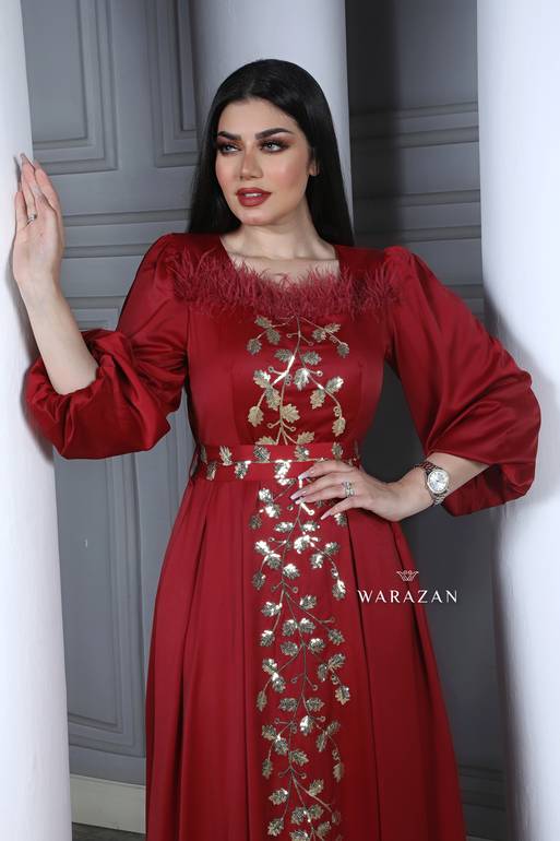 فستان سهرة طويل ناعم بأكمام طويلة وترتر