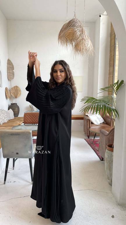 عباية رسمية للدوام بكسرات من الكم والجنب من قماش نيوكريب