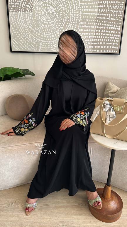 عباية عملية من قماش انترنت بأكمام مطرزة بألوان العيد