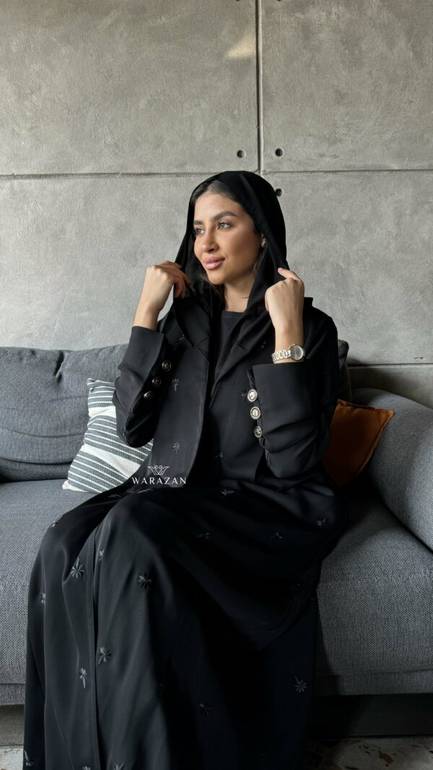 عباية ساتره بتطريز اسود و باكمام ازارير