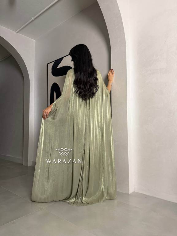فستان سهرة بقصة من الرقبه 